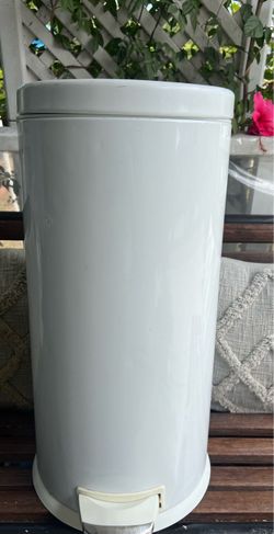 White Round Step Trash Can