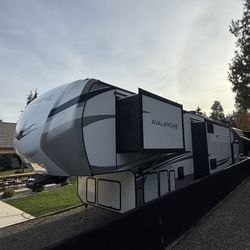 2022 Keystone Avalanche 390DS Fifth Wheel