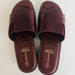 Brand New Leather  Women Shoes.  Size US 8.5-9 Color : brown