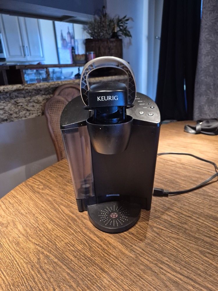 KEURIG COFFEE MAKER In Excellent Working Condition