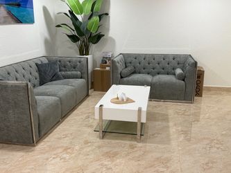 Muebles del dorado estan en muy buena condicion practicamente Nuevo