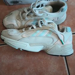 Tennis Adidas Size  8 Women's 