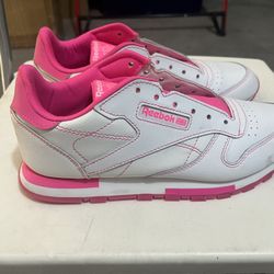 PAIR  OF “LIKE NEW” REEBOK SIZE WOMENS 6