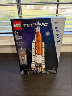 LEGO 42221 - NASA Artemis Space Launch System Rocket