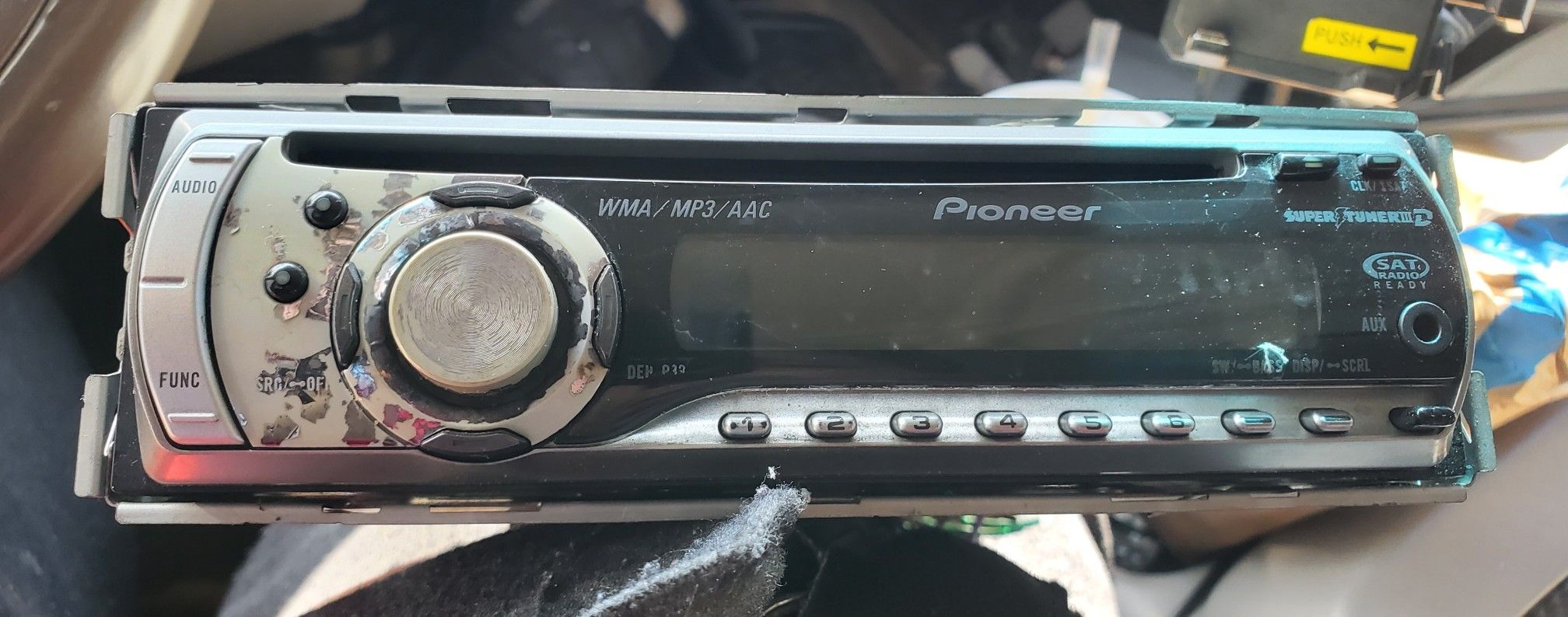 Pioneer DEH-P3900MP
CD receiver with MP3/WMA/AAC playback