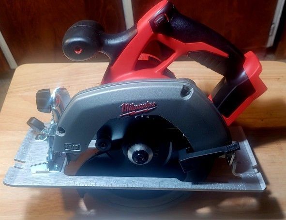 MILWAUKEE M-18 CORDLESS 6 1/2 INCH CIRCULAR SAW