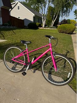 Like new Adult Woman Schwinn 700c Hybrid bicycle