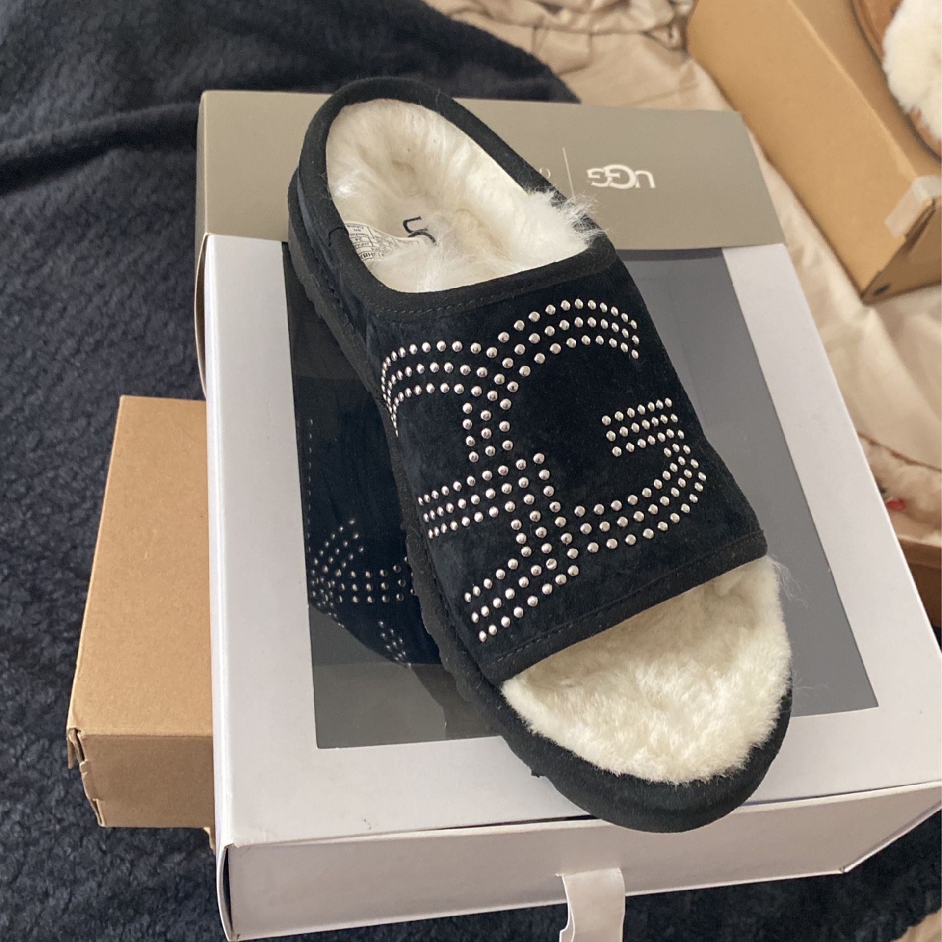 UGG7