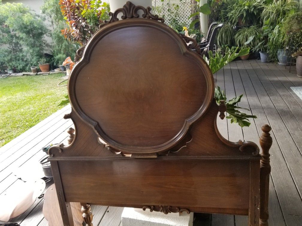 Antique bed twin