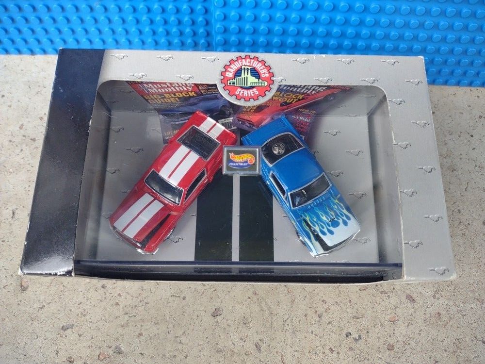 100 % HOTWHEELS 1965 & 1967 FORD MUSTANG 2 CAR SET 1/64 w DISPLAY CASE