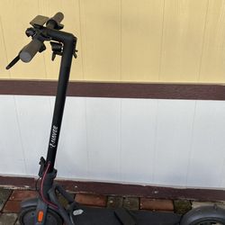 Navee electric scooter