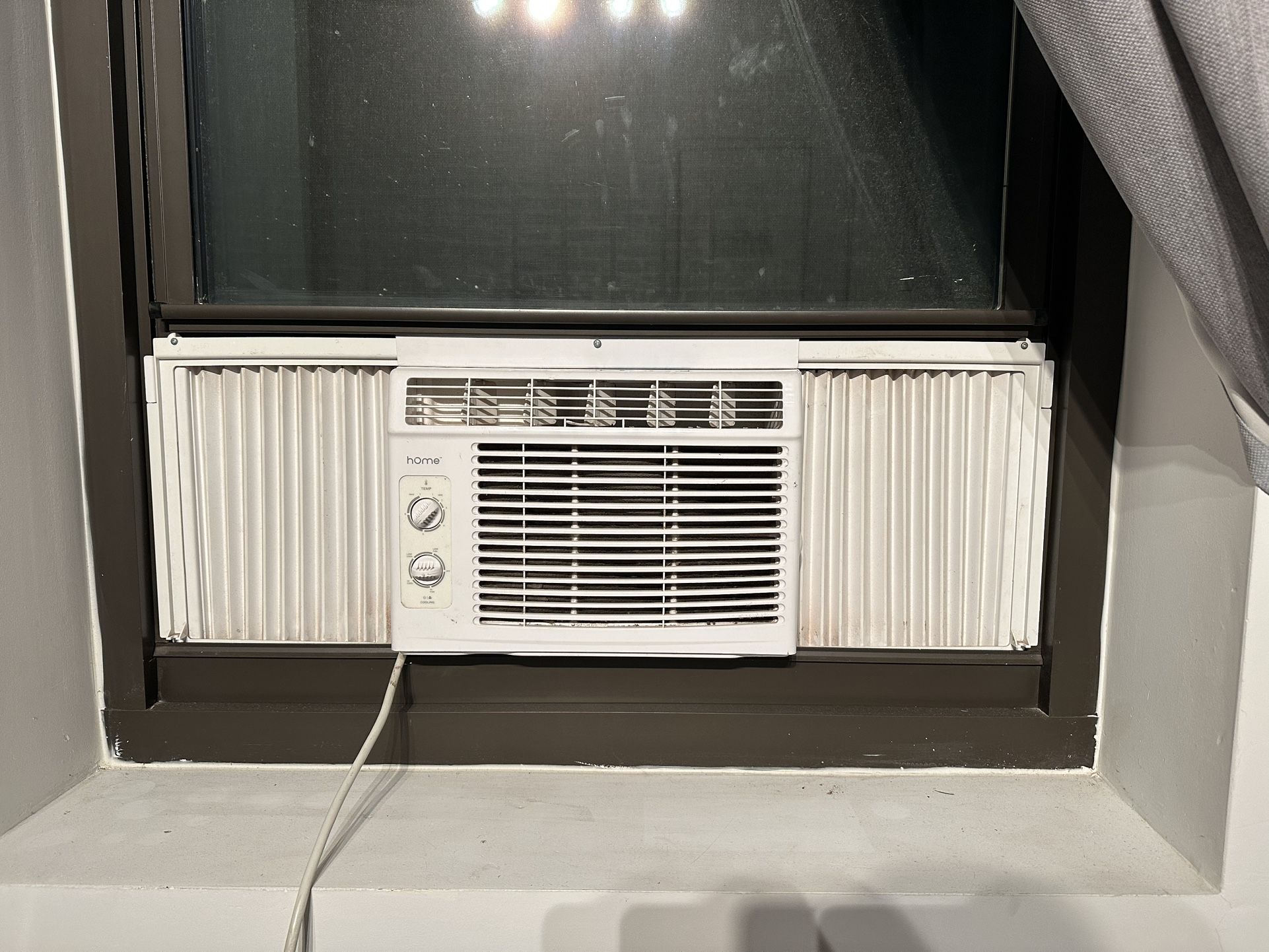 hOmeLabs Window Air Conditioner 5000 BTU - Easy Mechanical Control Compact AC Unit