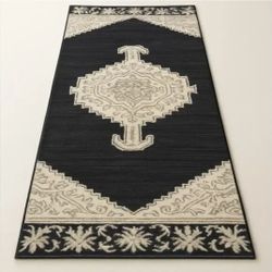 New. Everest 2.6 × 8 Black & Ivory Rug Runner. Easy To Clean!