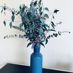Gorgeous Matt/high gloss vase with assorted (real, dried) eucalyptus bouquet 