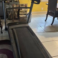 NordicTrack C 250i Treadmill – Needs Belt Replacement