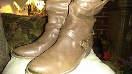 Brown boots, with buckle,,, great condition, size 8
