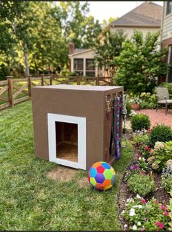 Hardwood Dog House – Excellent Condition