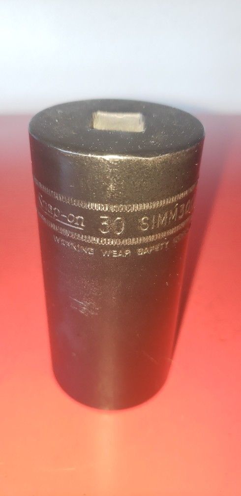 SNAP-ON TOOLS #SIMM300. Heavyduty 1/2"Drive 6 - Point Metric 30mm Flank Drive Deep Impact Socket.