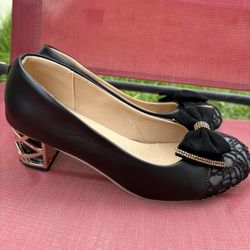 Black And Gold Bow Heels Size 9 