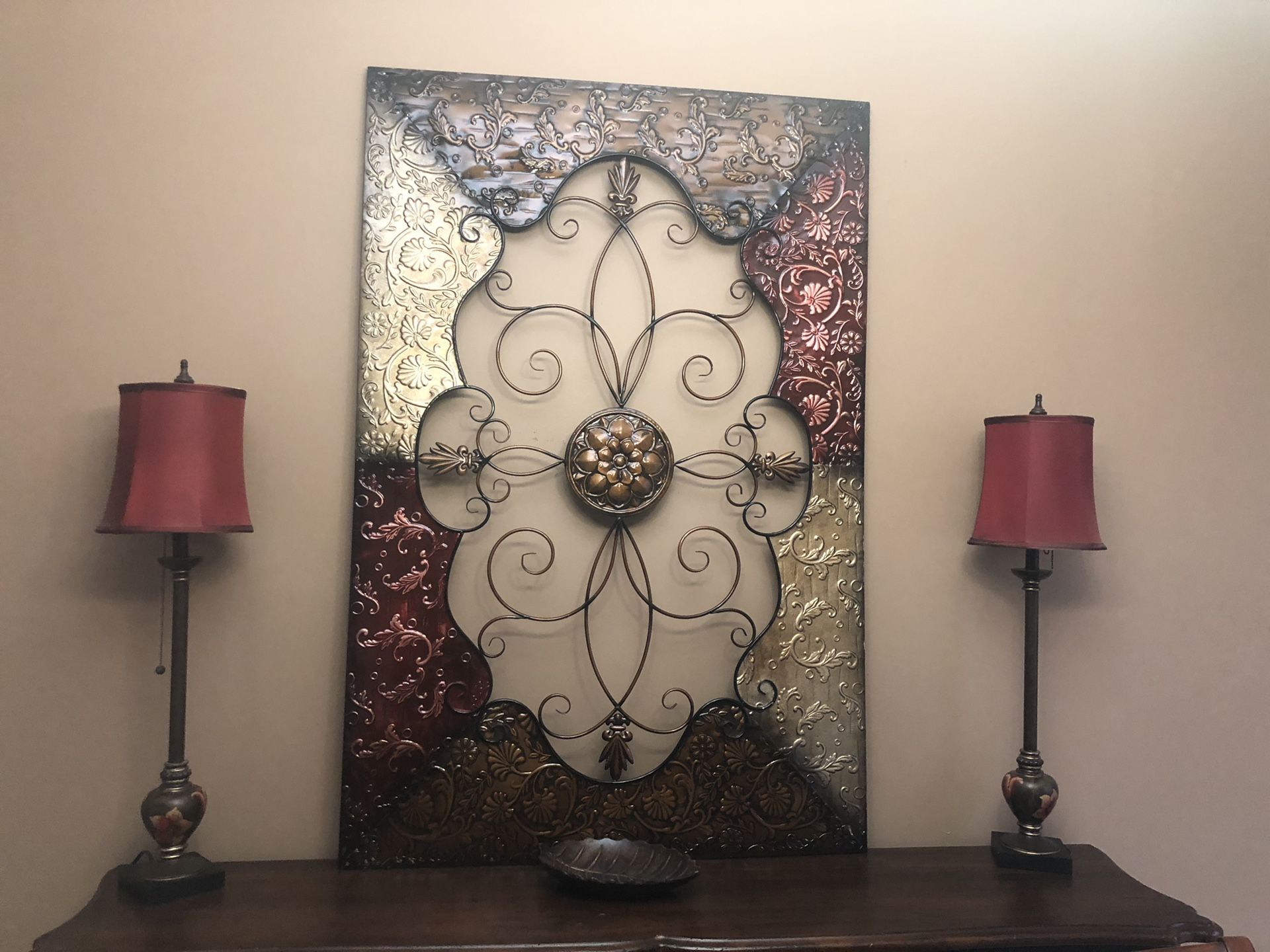 Large metal wall decor and 2 buffet lamps