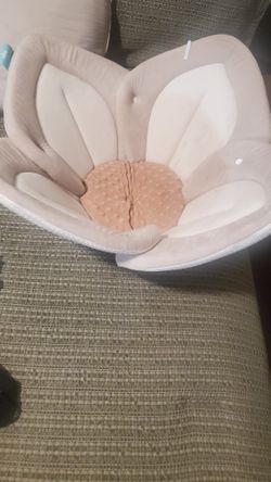Blooming flower bath mat
