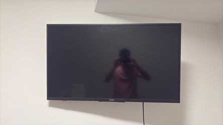 Toshiba 36” Smart TV with Wall Mount