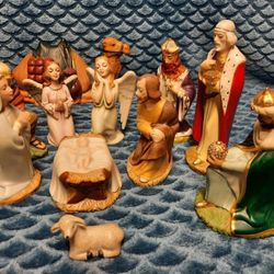 Beautiful Rare Medium/Large Scale Vintage Ceramic Nativity Set 