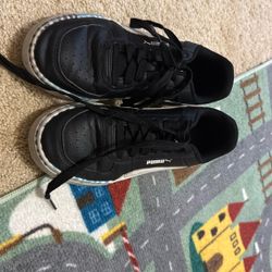 Black Puma Tennis Shoes