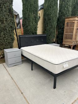 Full Size Platform Bed W/ Mattress & 2 Matching Nightstands! 