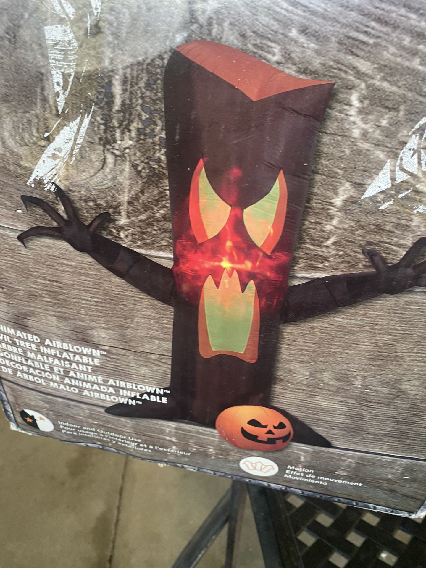 Animated Airblown Evil Tree