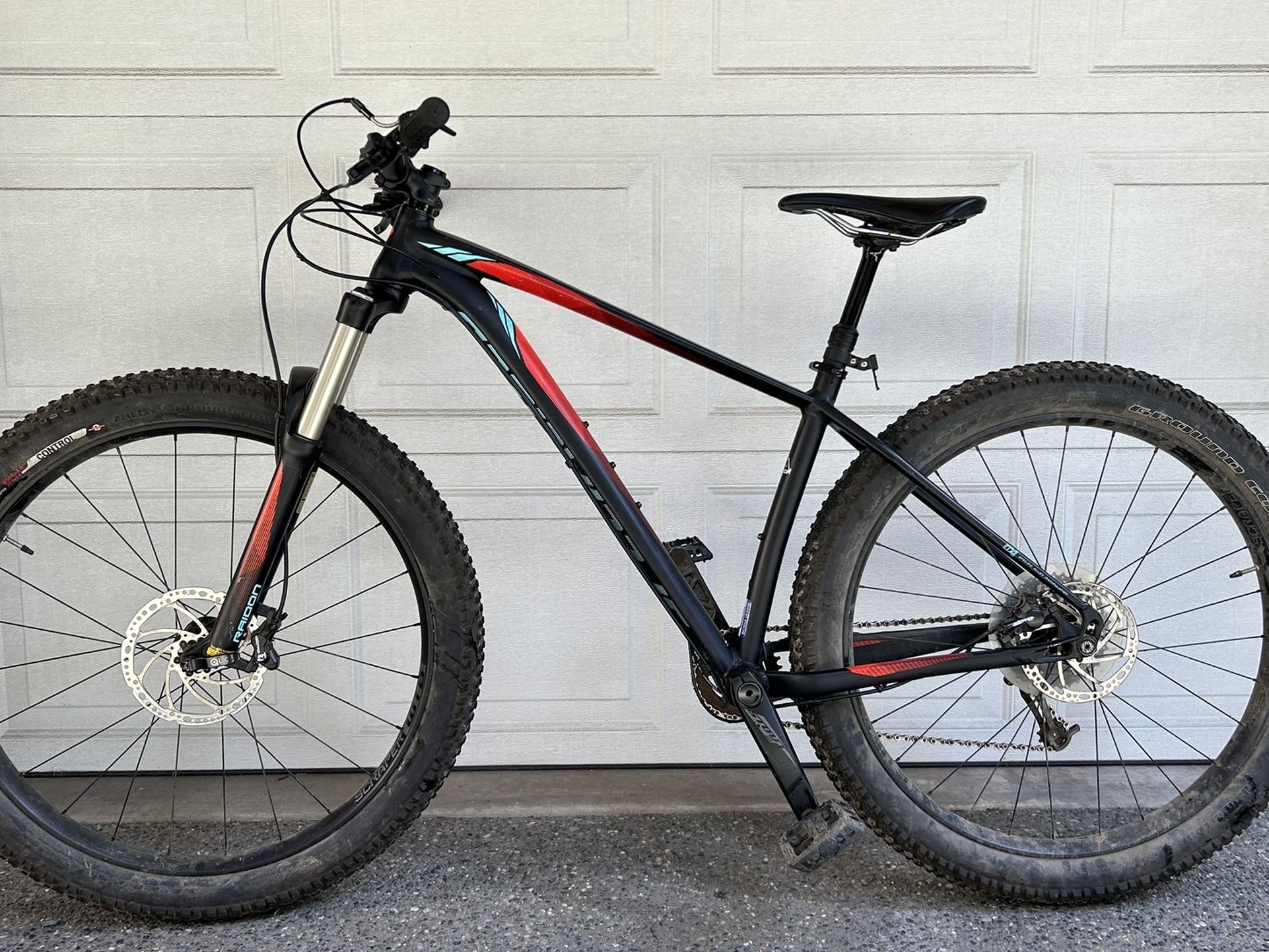 Mountain Bike - Speciaized Fuse 27.5, Medium