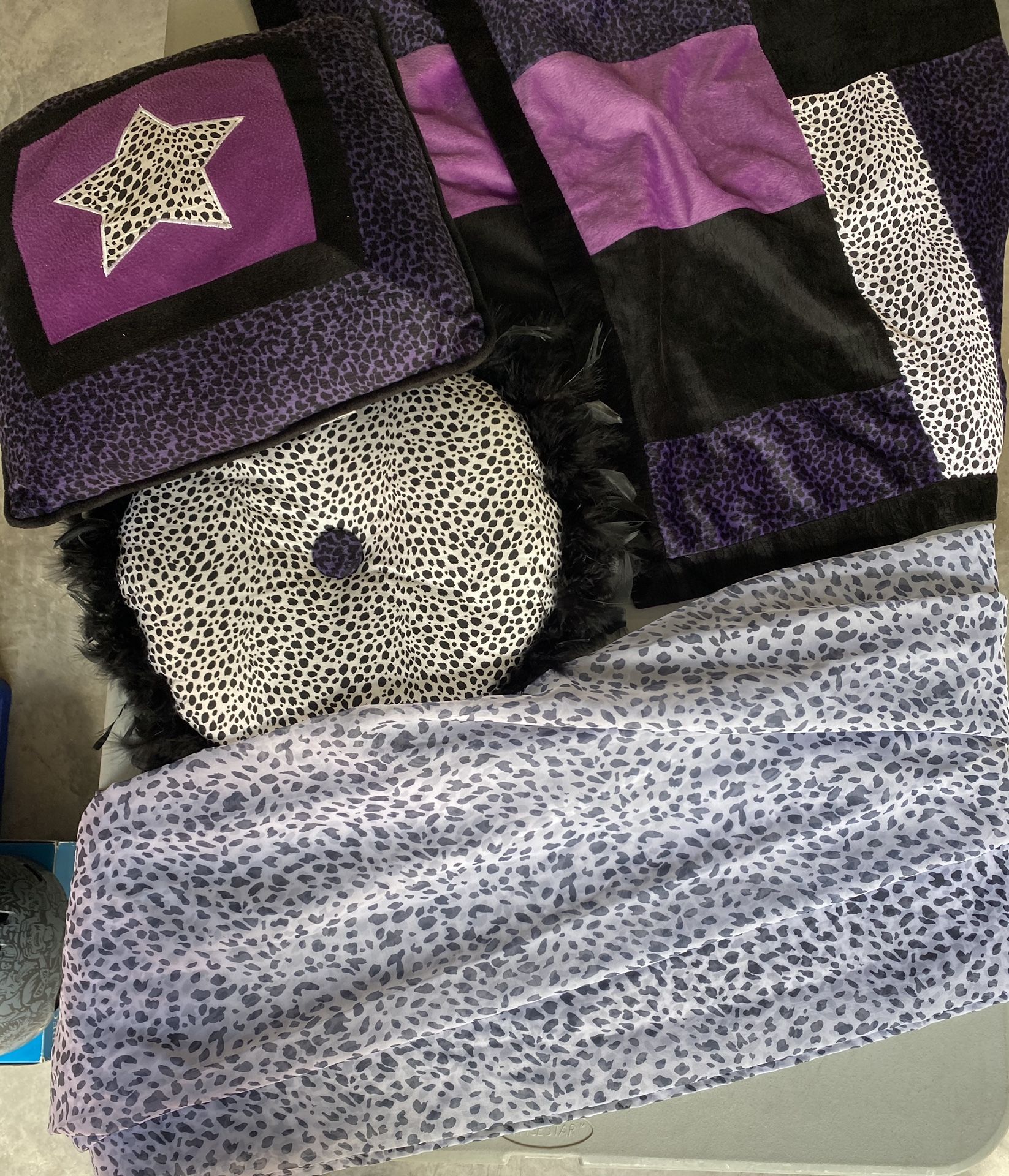 Curtains, 2 Decorative Pillows 2 Shams & Bedskirt