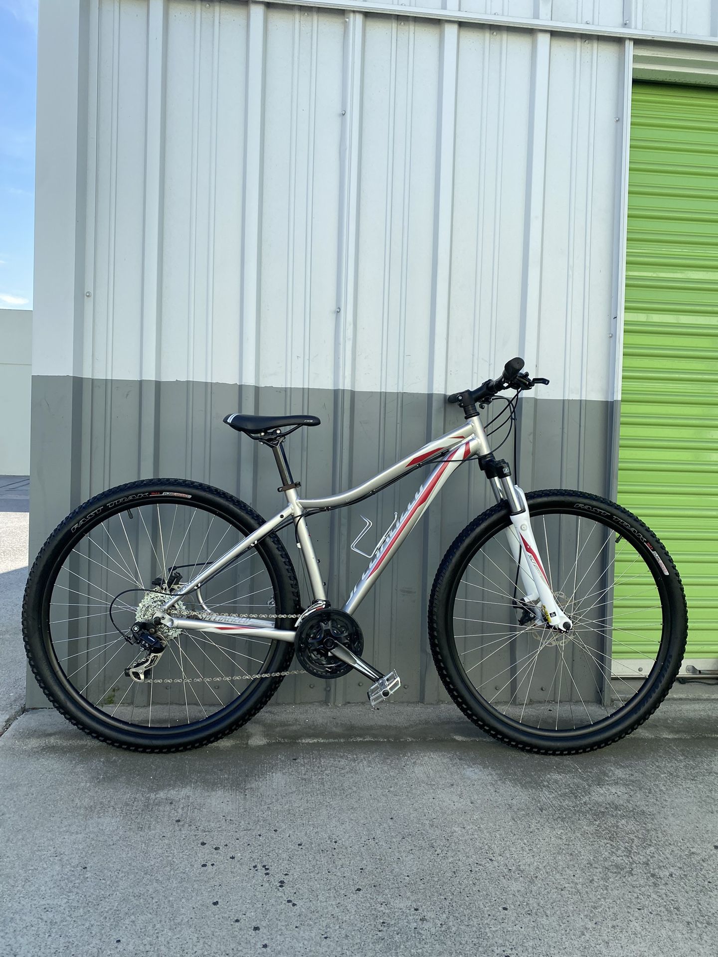 SPECIALIZED MOUNTAIN BIKE