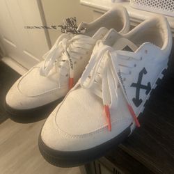 Mens Off-White Vulcanized Sneakers (EU44)
