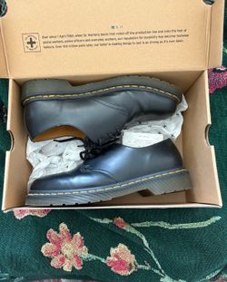 Great Condition! SIZE 9! All Black Smooth Leather 1461