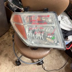 2007 Nissan Frontier Right Headlight 