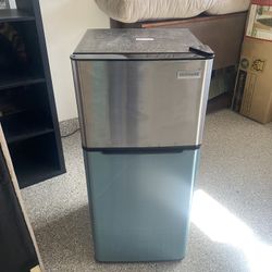 Frigidaire Mini Fridge “4.5 Cu.ft.”
