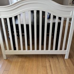White Convertible Crib/bed
