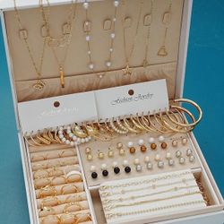 Jewerly Set Including Bracelets, Necklaces And Rings