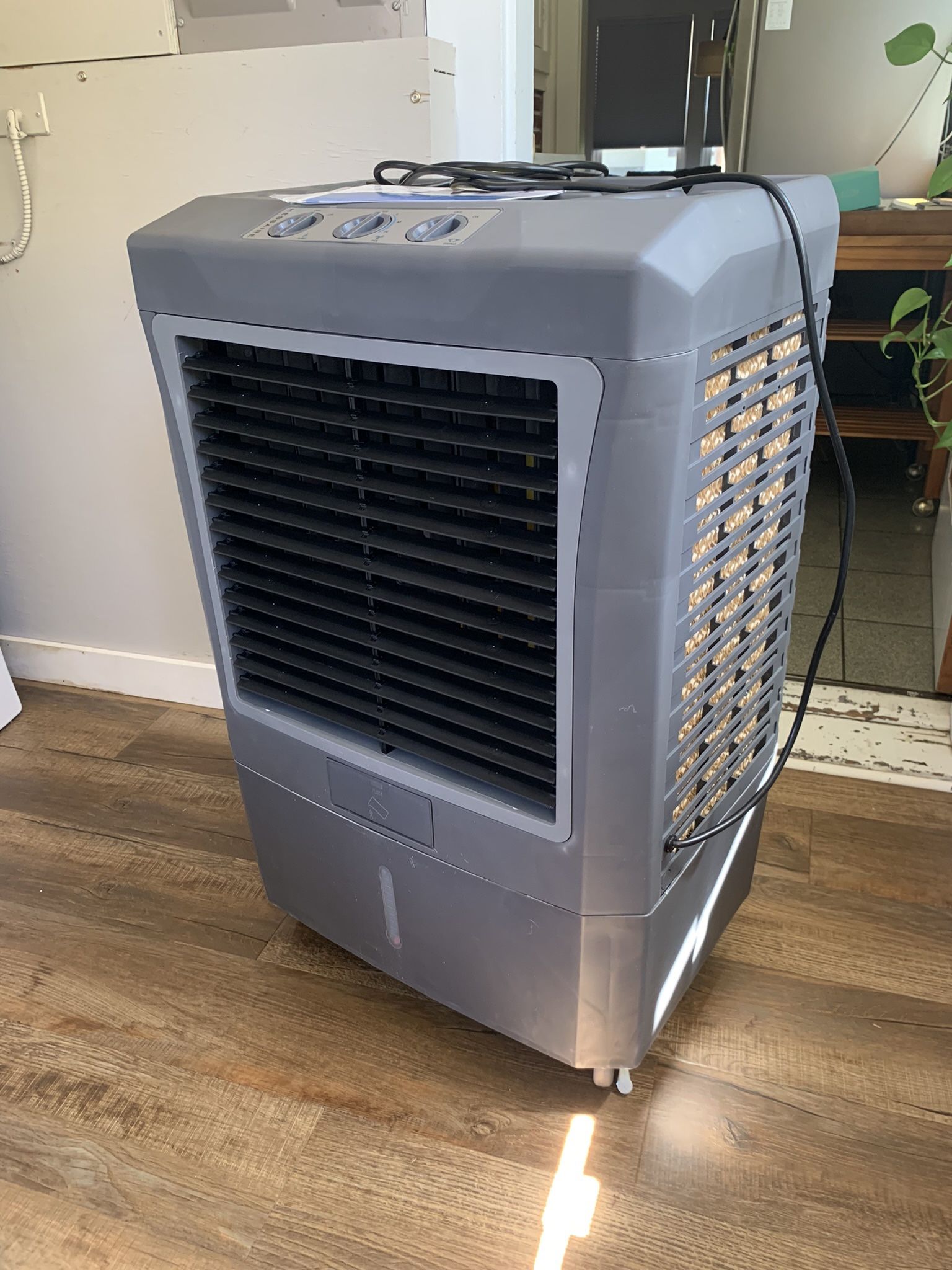 Hessaire MC37V Portable Evaporative Cooler