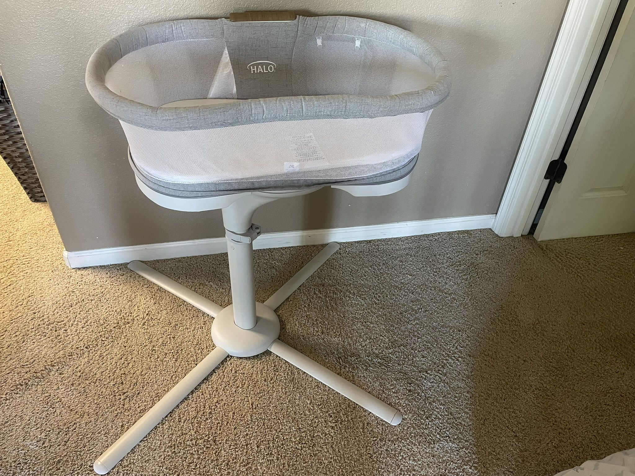 HALO BassiNest Swivel Sleeper Luxe Newborn Insert - Main Image