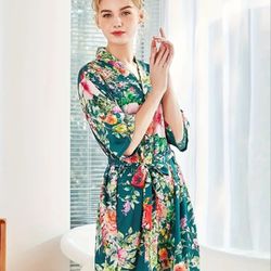 Luxurious & Comfortable Silk Floral Print Green V-Neck Adjustable Belt Kimono Robe
