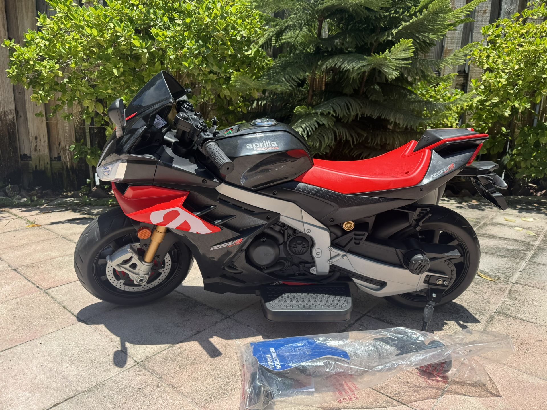 24V Electric Dirt Bike Speed up to 16MPH, Kids Motorcycle Long Battery Life,Aprilia Licensed Ride On Motorcycle Kids 3-12 Years