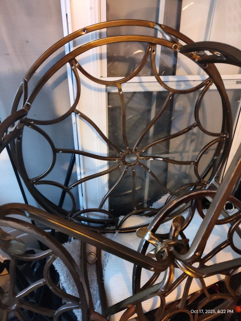 Round Glass Table w/Chairs
