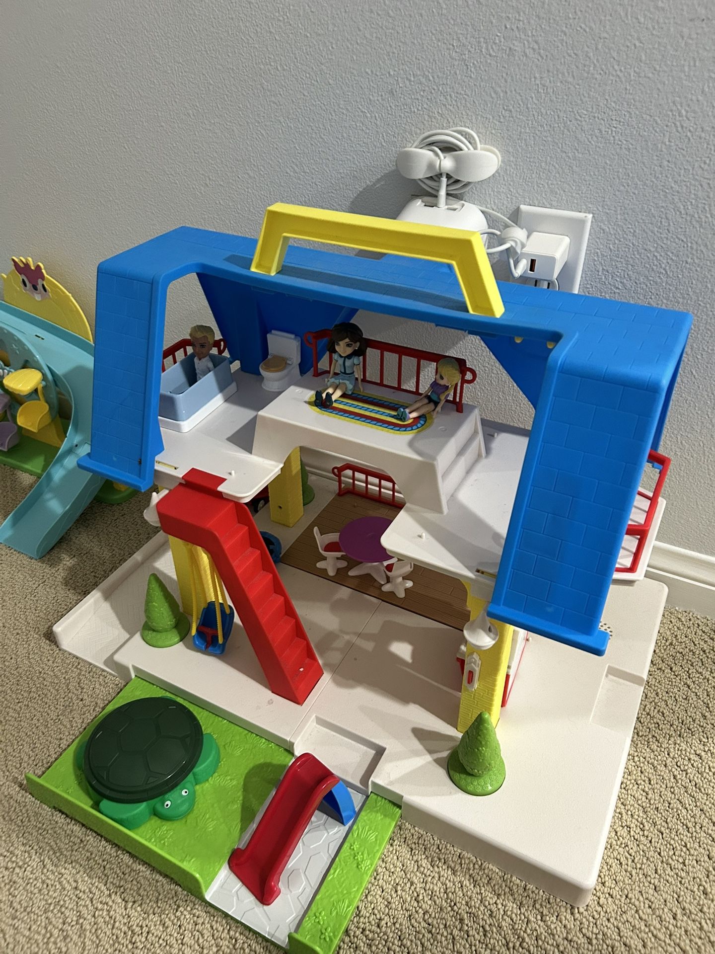 Little Tikes Dollhouse w/accessories 