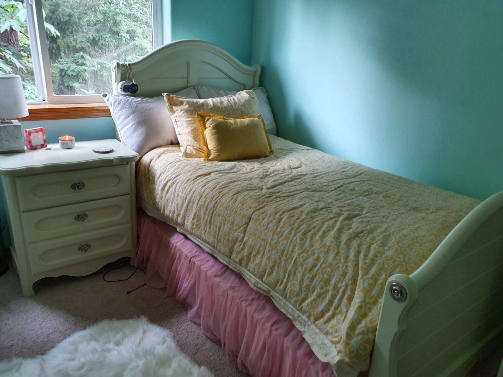 Girl's bedroom set
