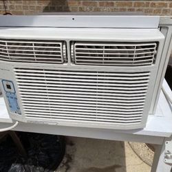 Frigidaire 6000 BTU air Conditioner FAA065P7A Window AC Excellent Condition Very Clean