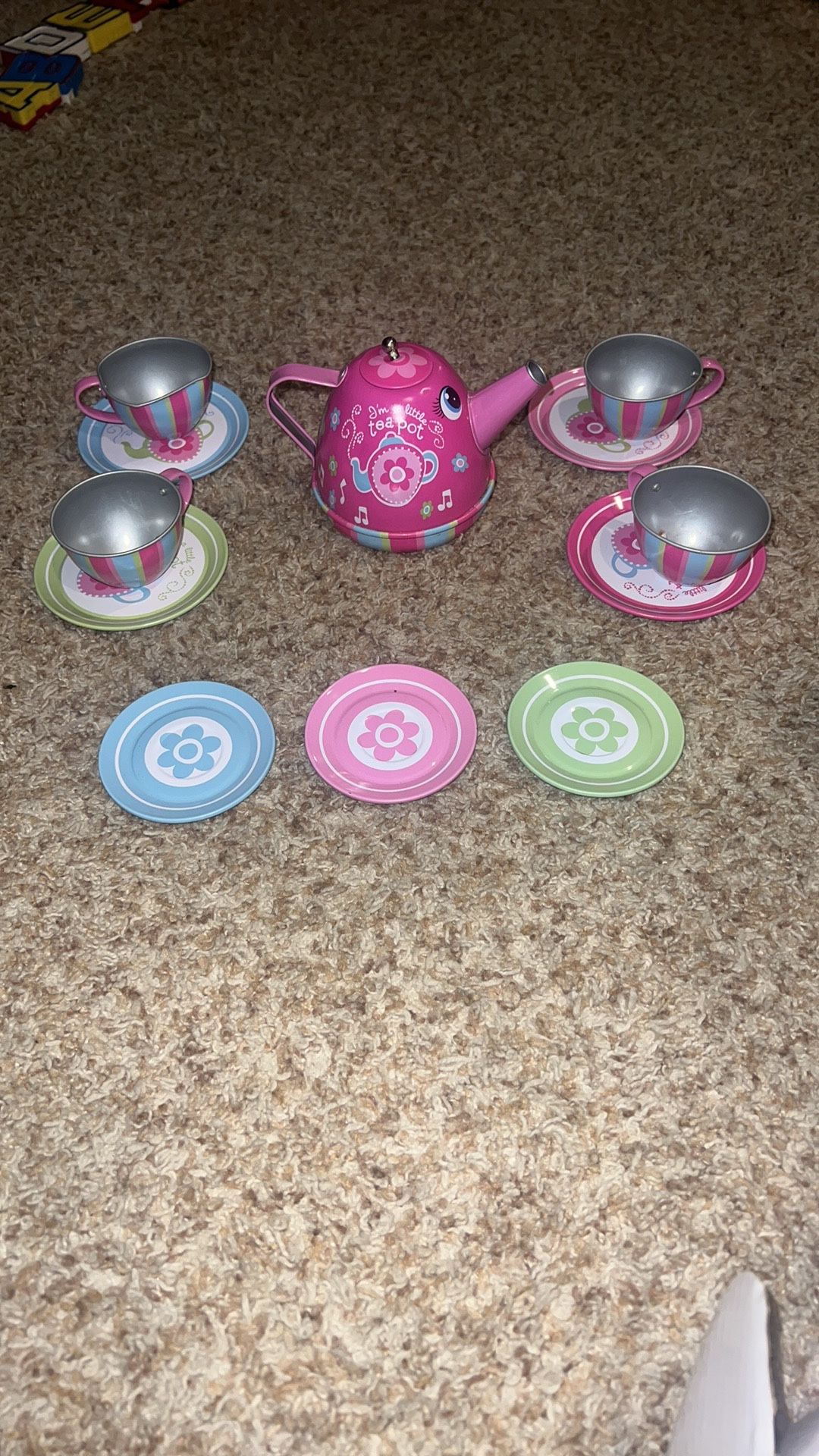 Schylling Musical Tin Tea Set. Missing 1 plate. 1 cup & a few plates are bent/dented