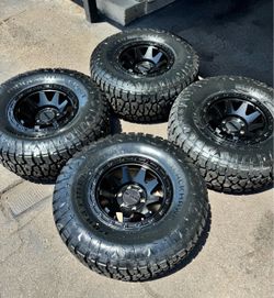 Brand New Method MR317 17x8.5 Wheels and 35/12R17 All Terrain Tires 6x139 0 Offset