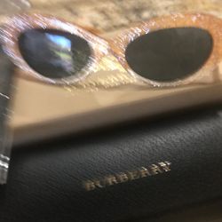 Burberry Sunny W/all https://offerup.com/redirect/?o=QWNjZXNzb3JpZXMuTmV3